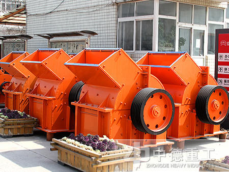 不僅可用于破碎生產(chǎn)線、制砂生產(chǎn)線，也可在選礦生產(chǎn)線中替代圓錐破碎機。下面我們就具體來看錘式破碎機應用于哪些方面？